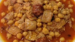 Recepta de cuina de Tripa amb cigrons, botifarra negra i xoriço